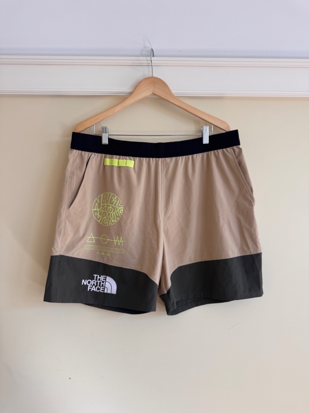 The North Face Men's Two-Tone Trail Shorts in Khaki & Black